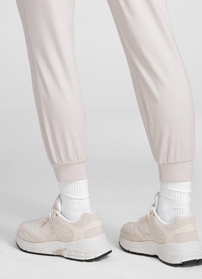 CRZ YOGA Women's Cloud Jersey Capri Joggers 25'' with Pockets Milky White