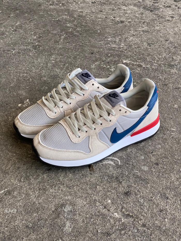 NIKE INTERNACIONAL BEIGE AZUL
