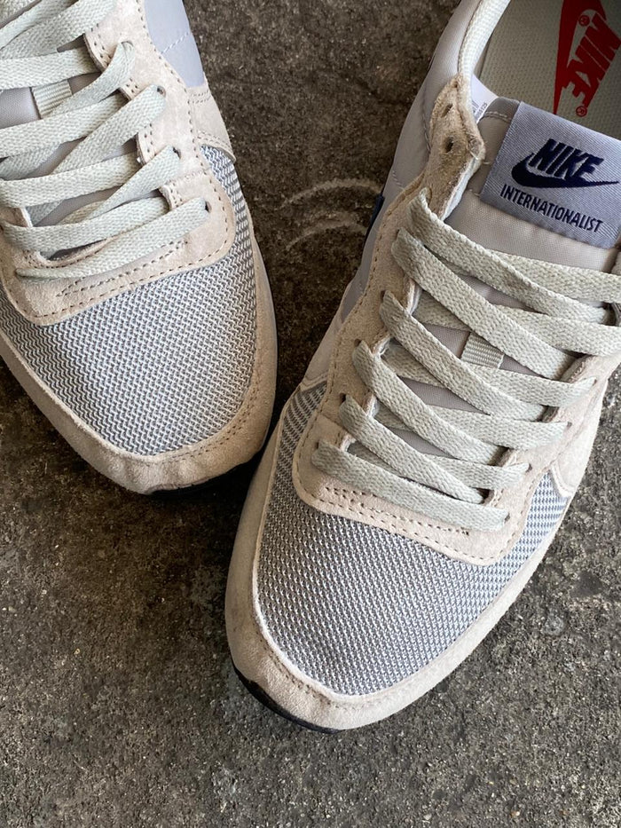 NIKE INTERNACIONAL BEIGE AZUL