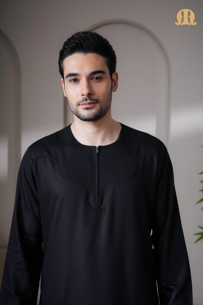 Kurvig Omani 2.0 Black Thobe Mens