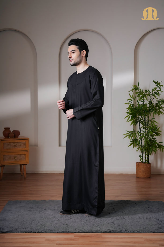 Kurvig Omani 2.0 Black Thobe Mens