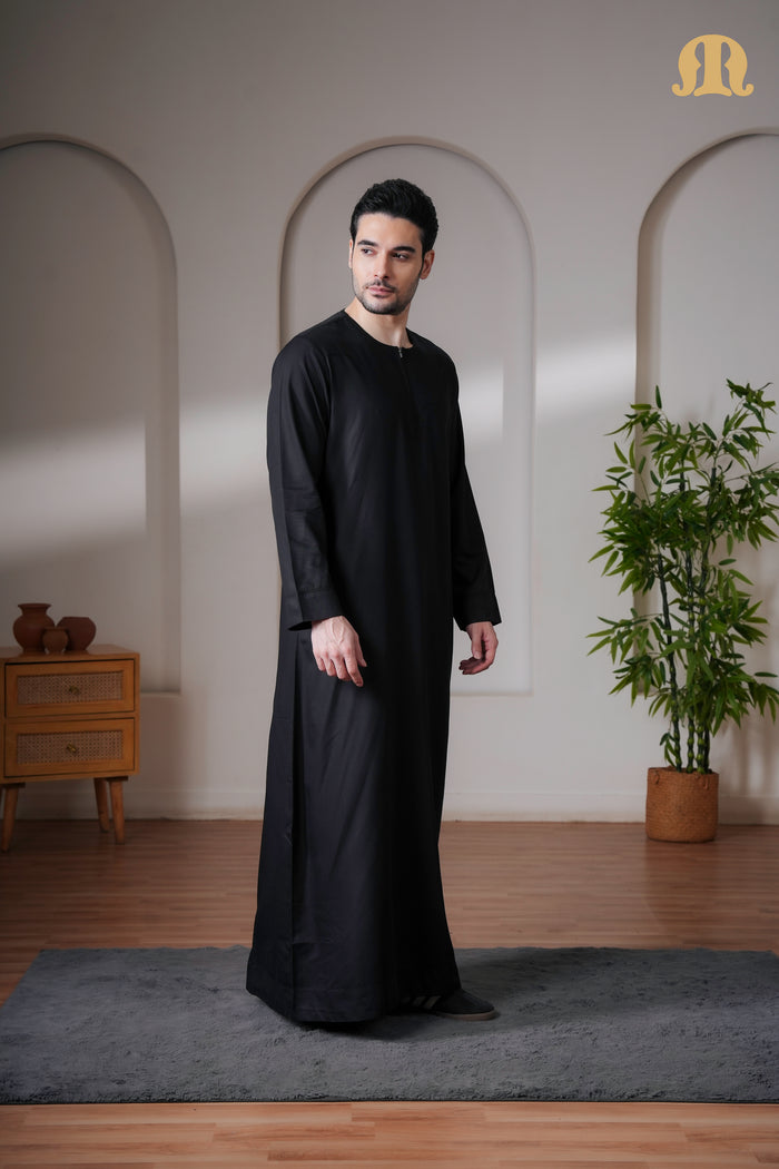 Kurvig Omani 2.0 Black Thobe Mens