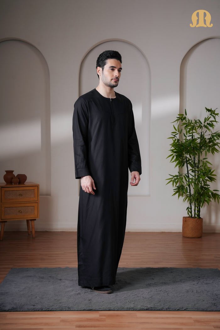 Kurvig Omani 2.0 Black Thobe Mens