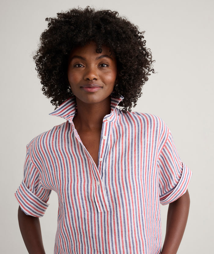 Model is wearing UNTUCKit Linen Chrissy Shirt.