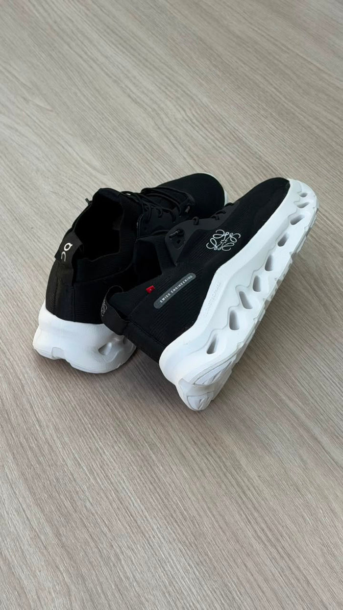 ON RUNNING LOEWE X CLOUDTILT NEGRO BLANCO