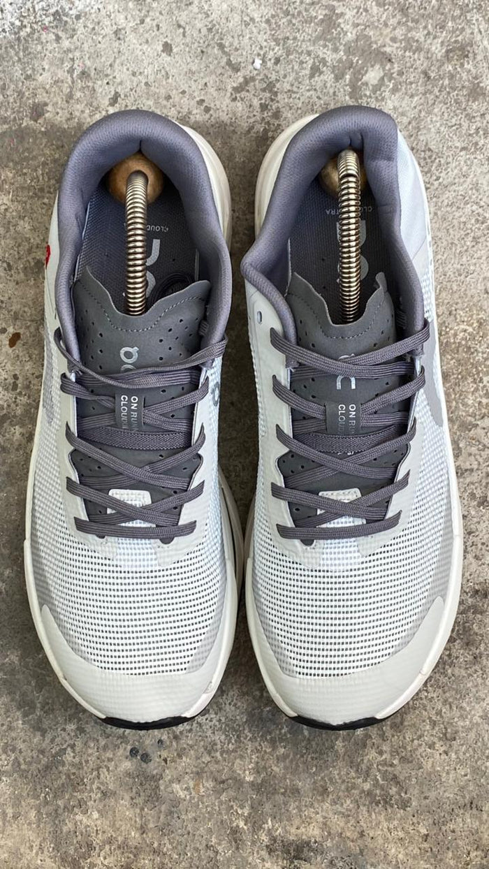 ON RUNNING TOP BLANCO GRIS
