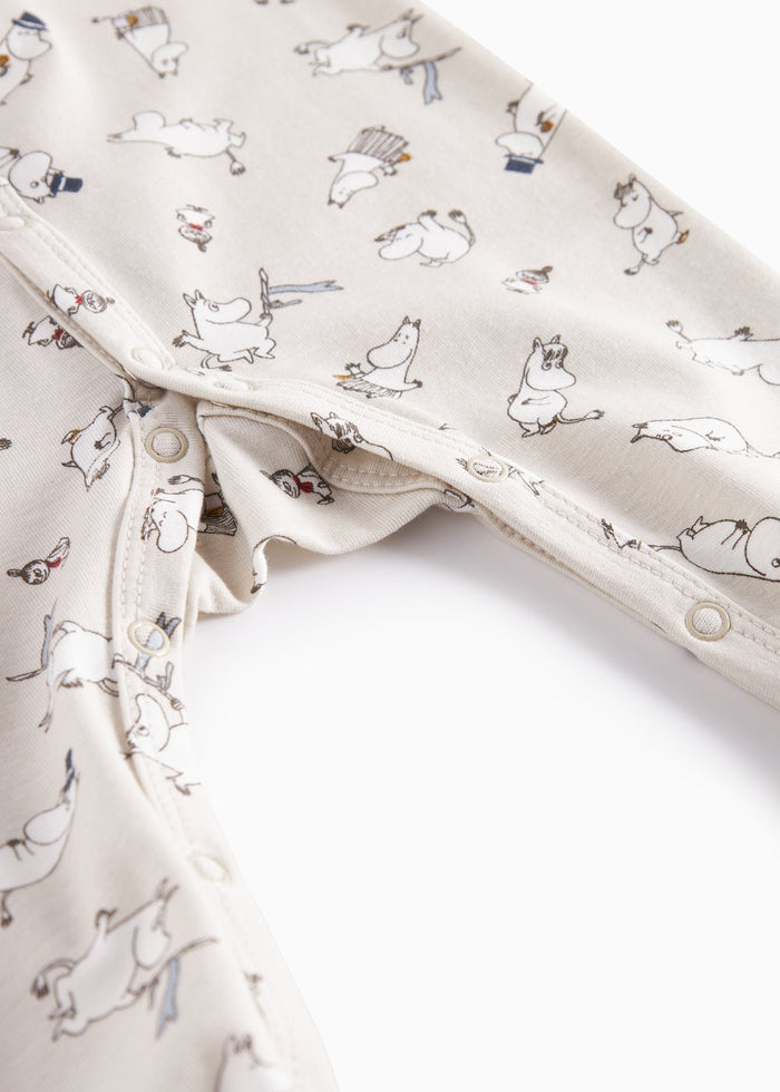 Baby's jumpsuit with long sleeves, snaps, mittens and Moomin print in bright colors