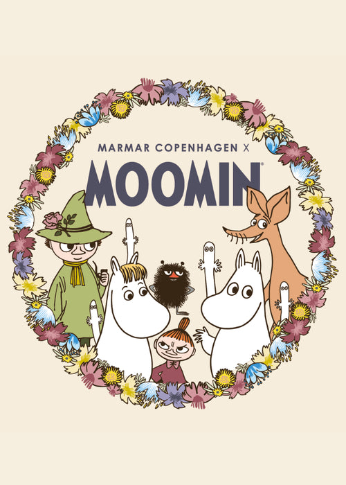 Heldragt i lys farve med Moomin-krans og figurer foran