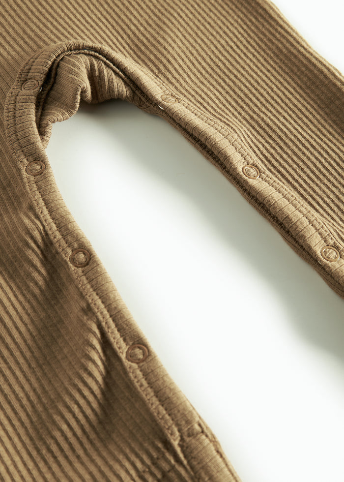 Ribbed brown jumpsuit for baby in soft material with long sleeves, long legs and buttons