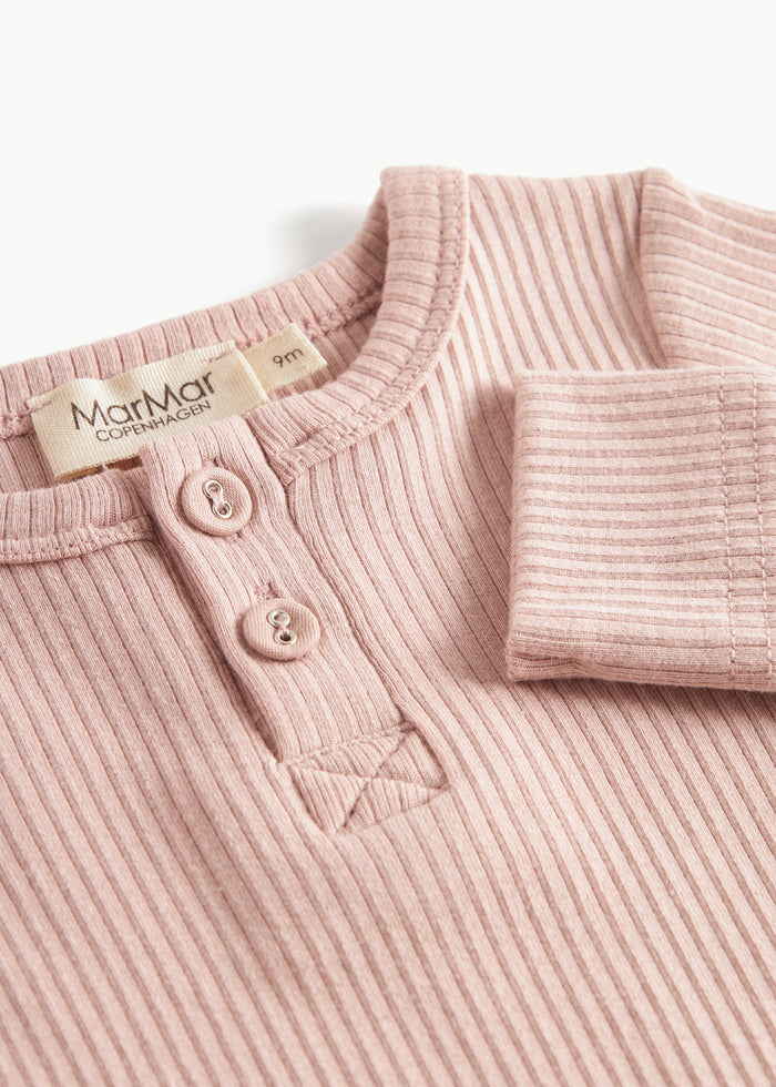 Ribbed pink baby jumpsuit in soft material with long sleeves, long legs and buttons
