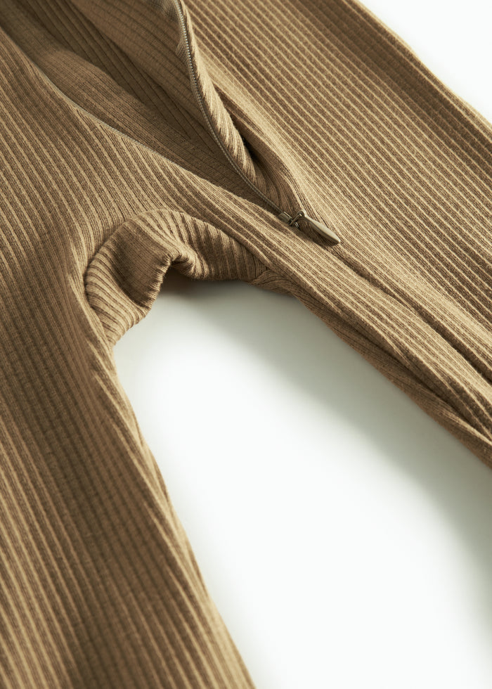 Ribbed brown jumpsuit for baby in soft material with long sleeves and long legs and zipper