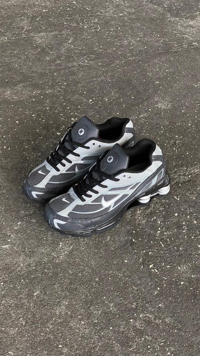 NIKE SHOX SUPREME NEGRO GRIS