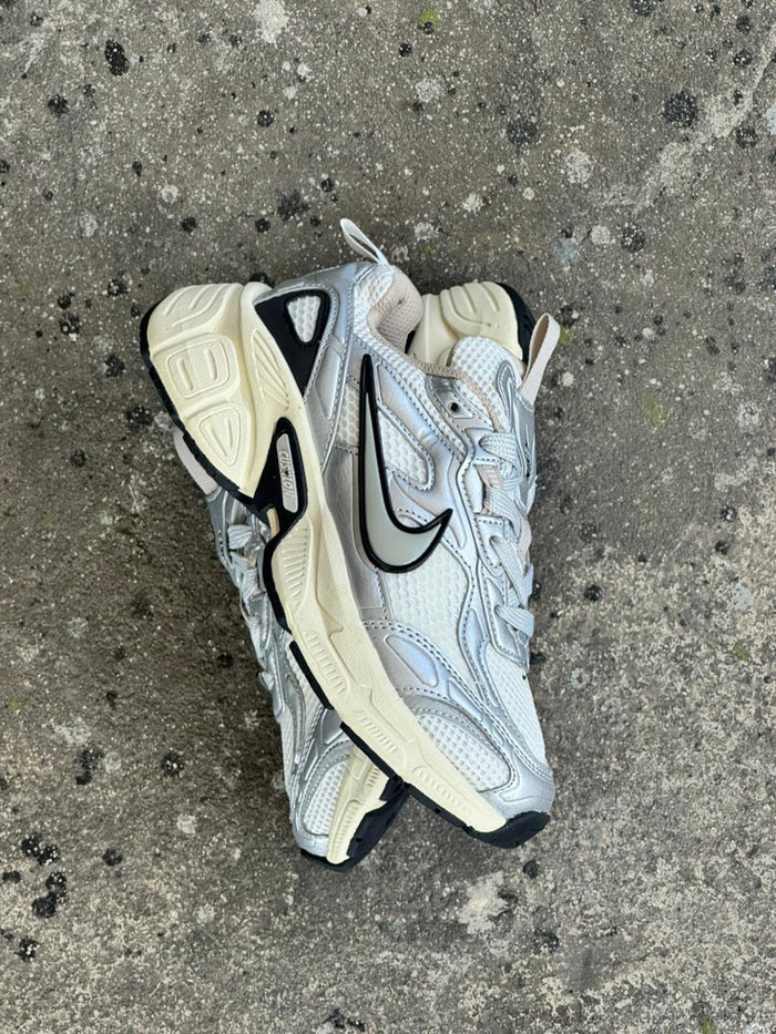 NIKE V3K PLATA NEGRO