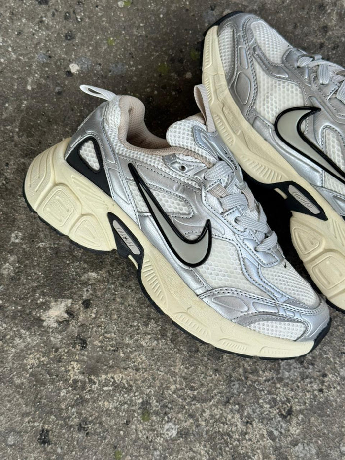 NIKE V3K PLATA NEGRO
